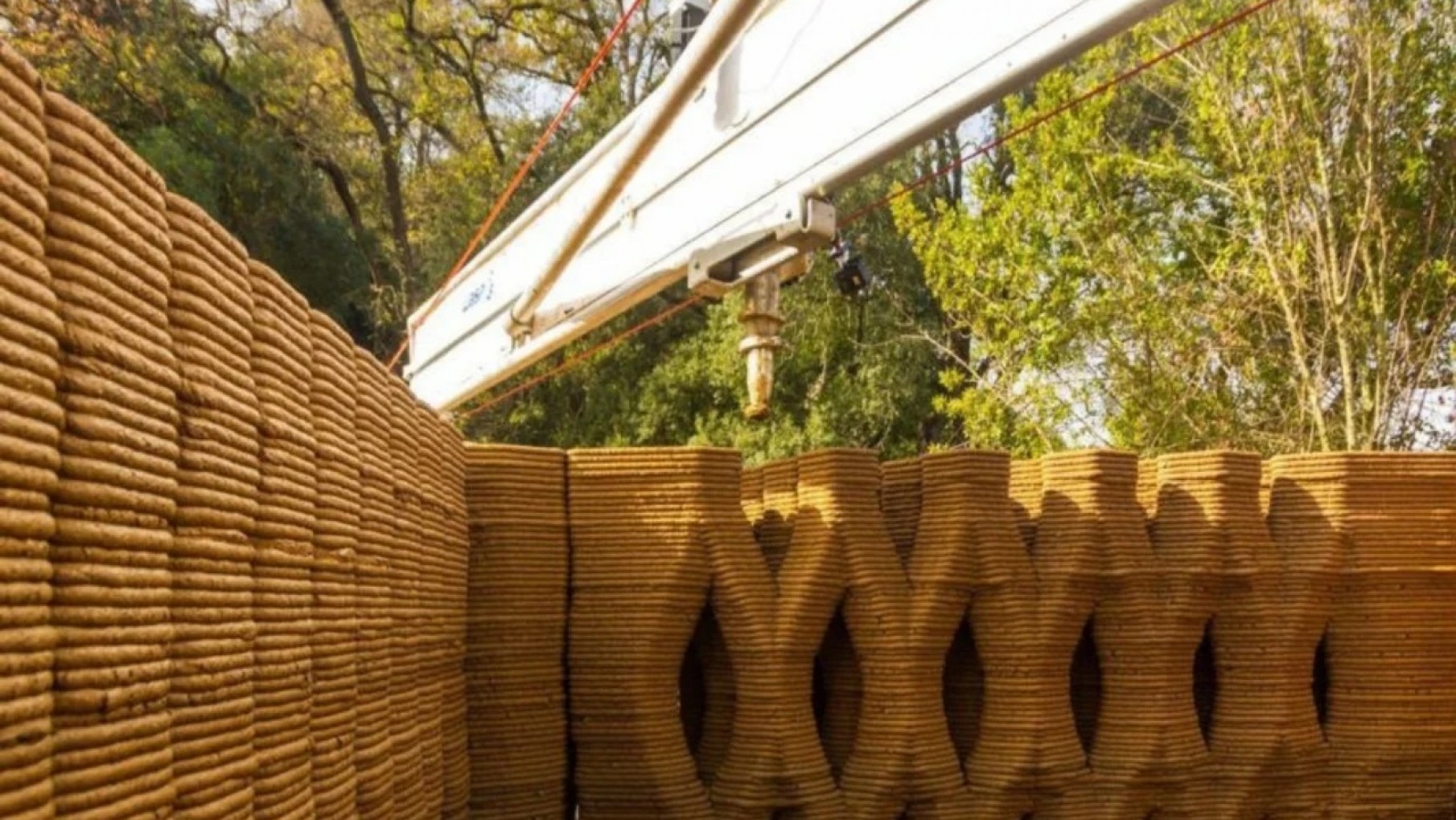 El adobe del futuro: construyen una casa utilizando barro e impresión 3D